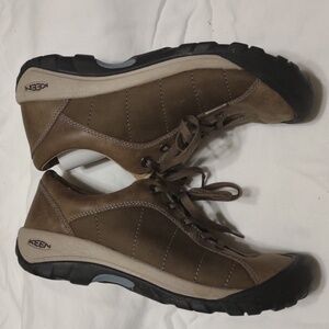Women's Keen hiking shoes. In good condition. Size 9.5.